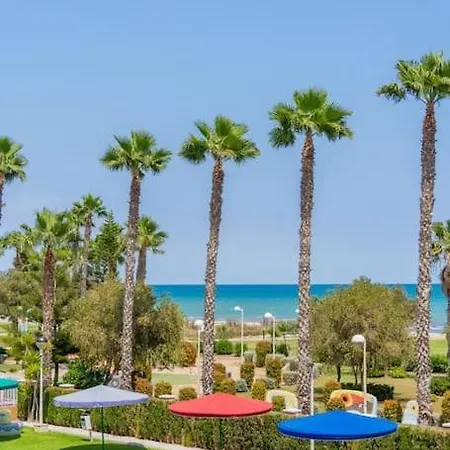 Oropesa Coastal Gem, Pool & Sea View Apartment *
